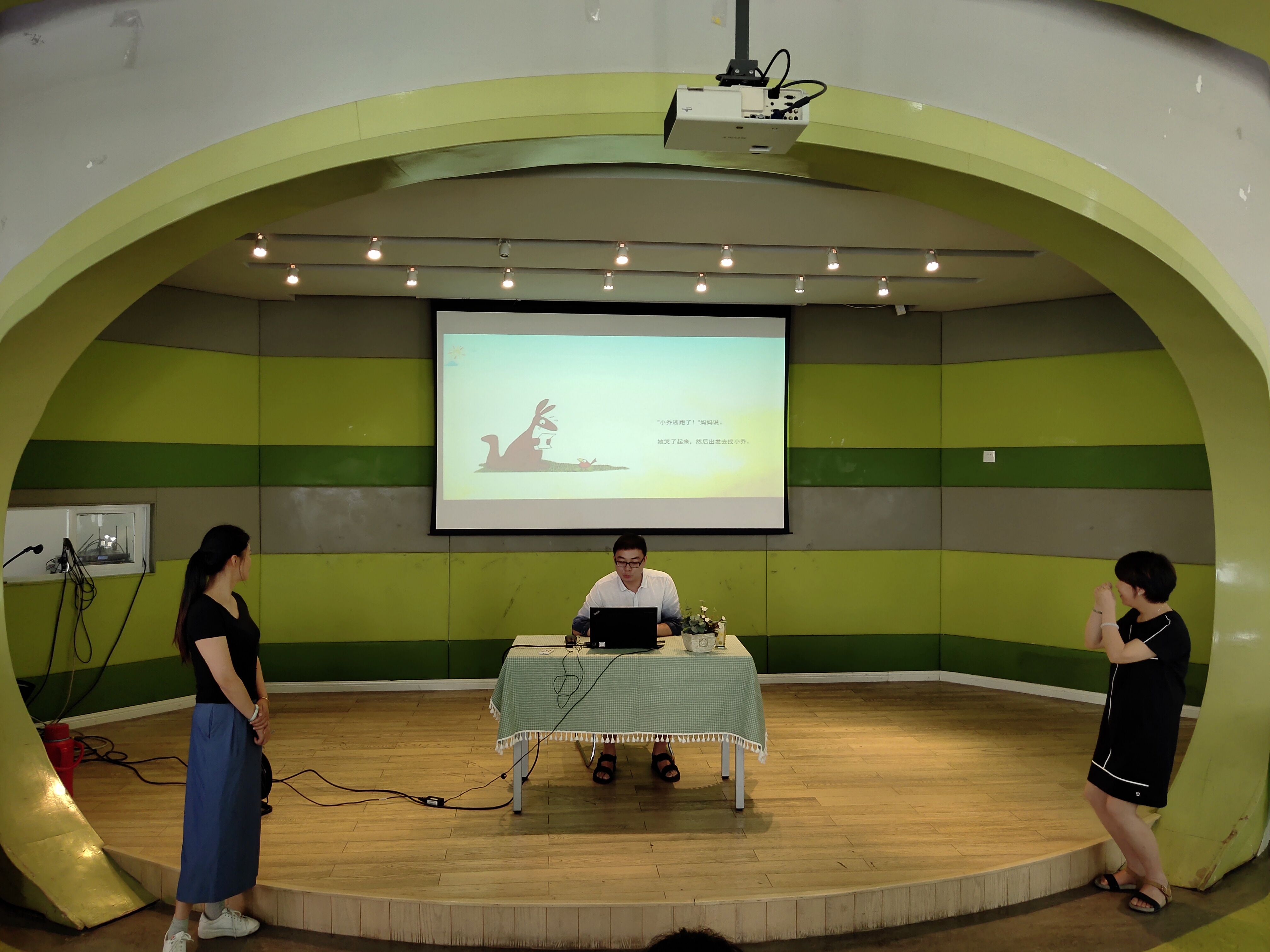 两位老师声情并茂地表演.jpg