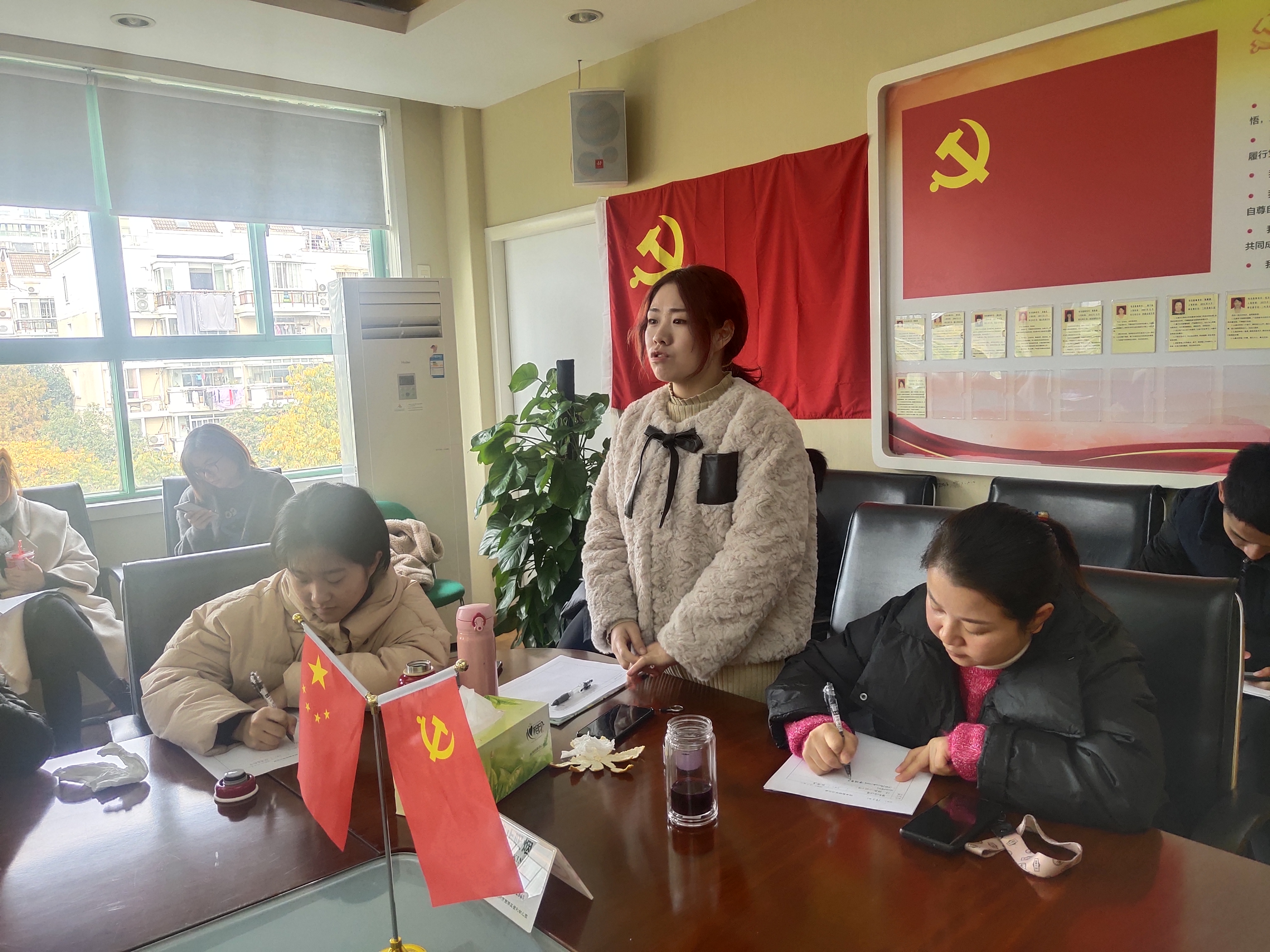 教师们积极讨论、回答.jpg