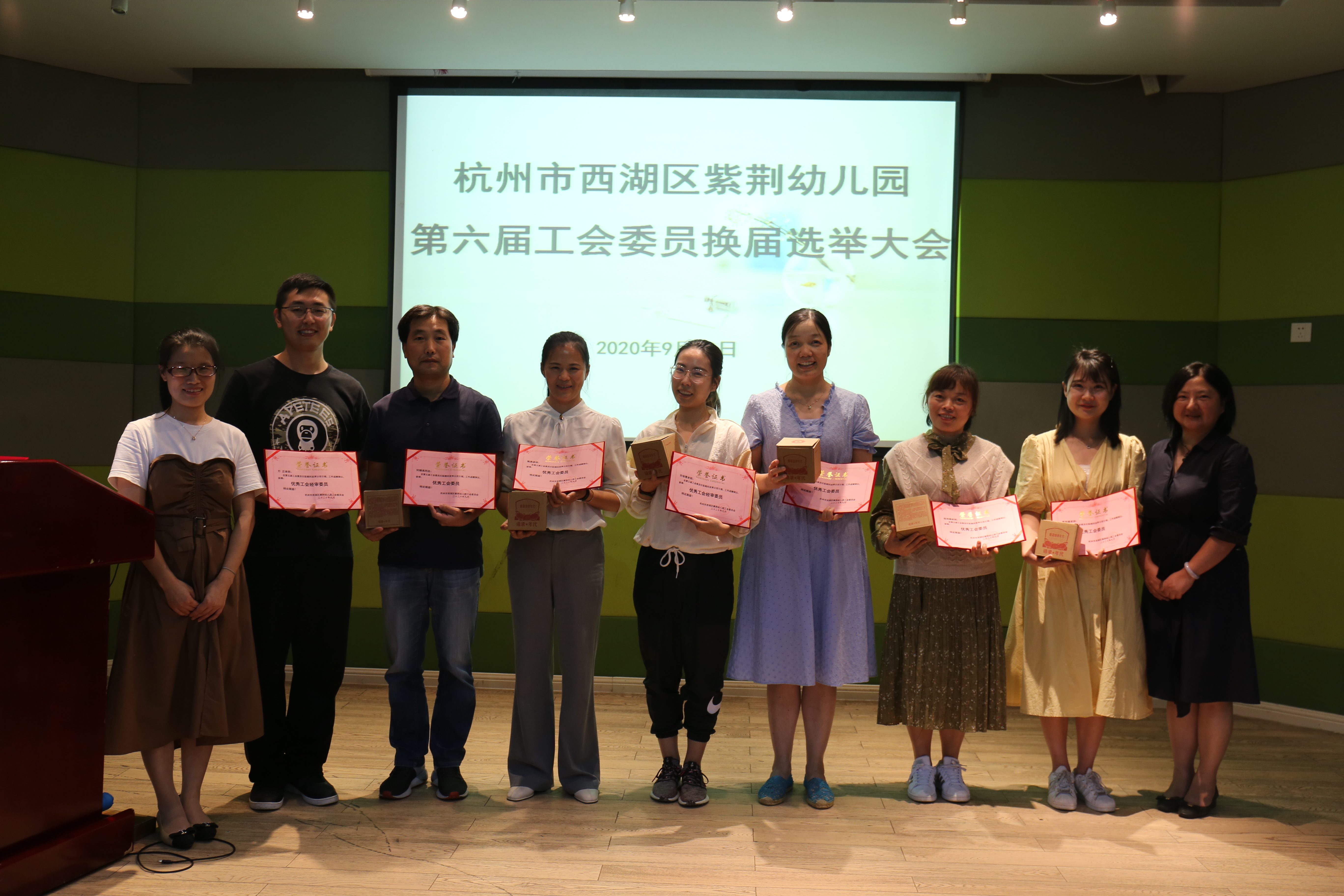 给原工会委员们颁奖.JPG