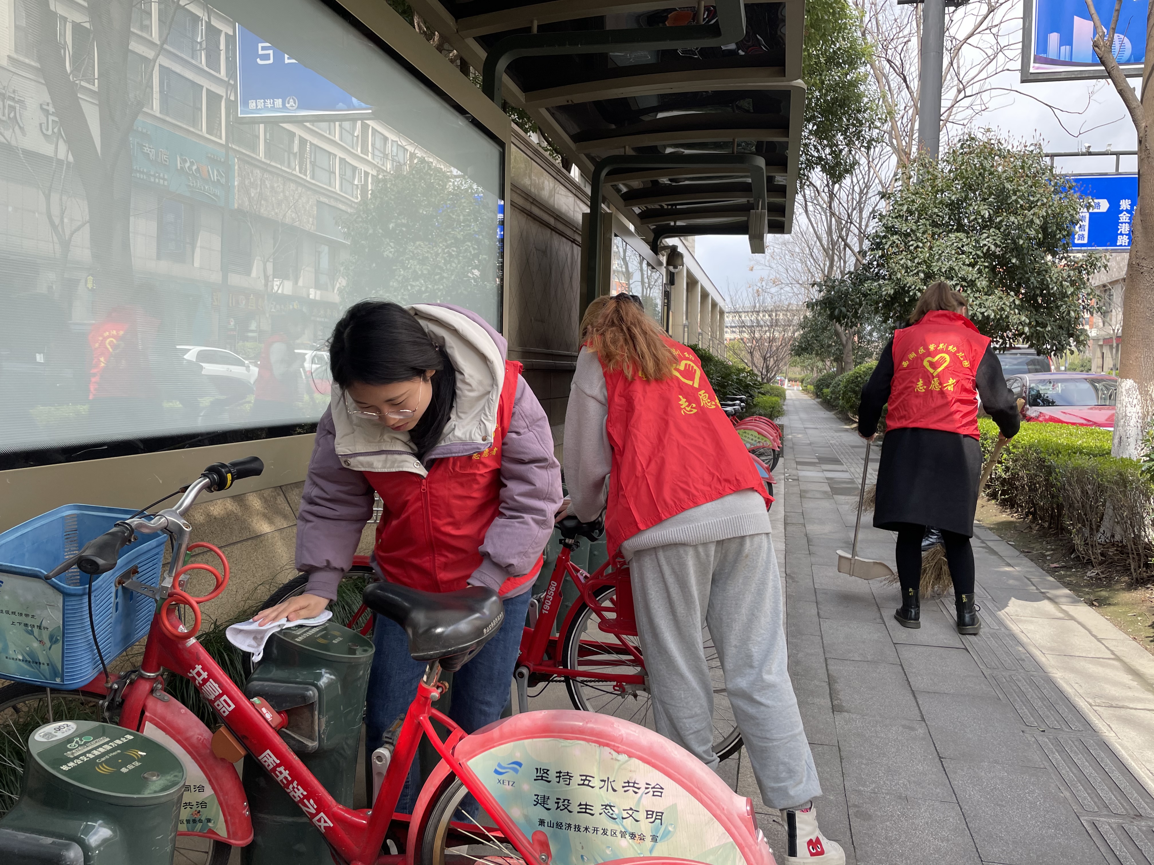 团员教师整齐摆放社会共享单车.JPG