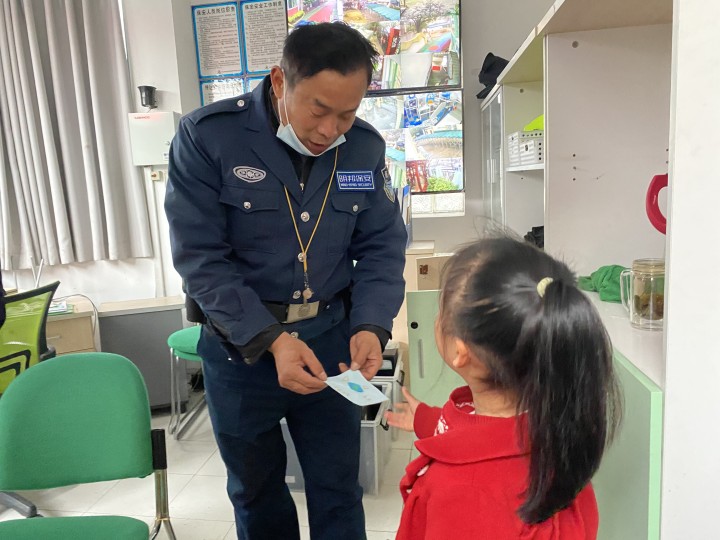 保安叔叔像雷锋一样忠于职守，每日保障我们的安全。.jpg