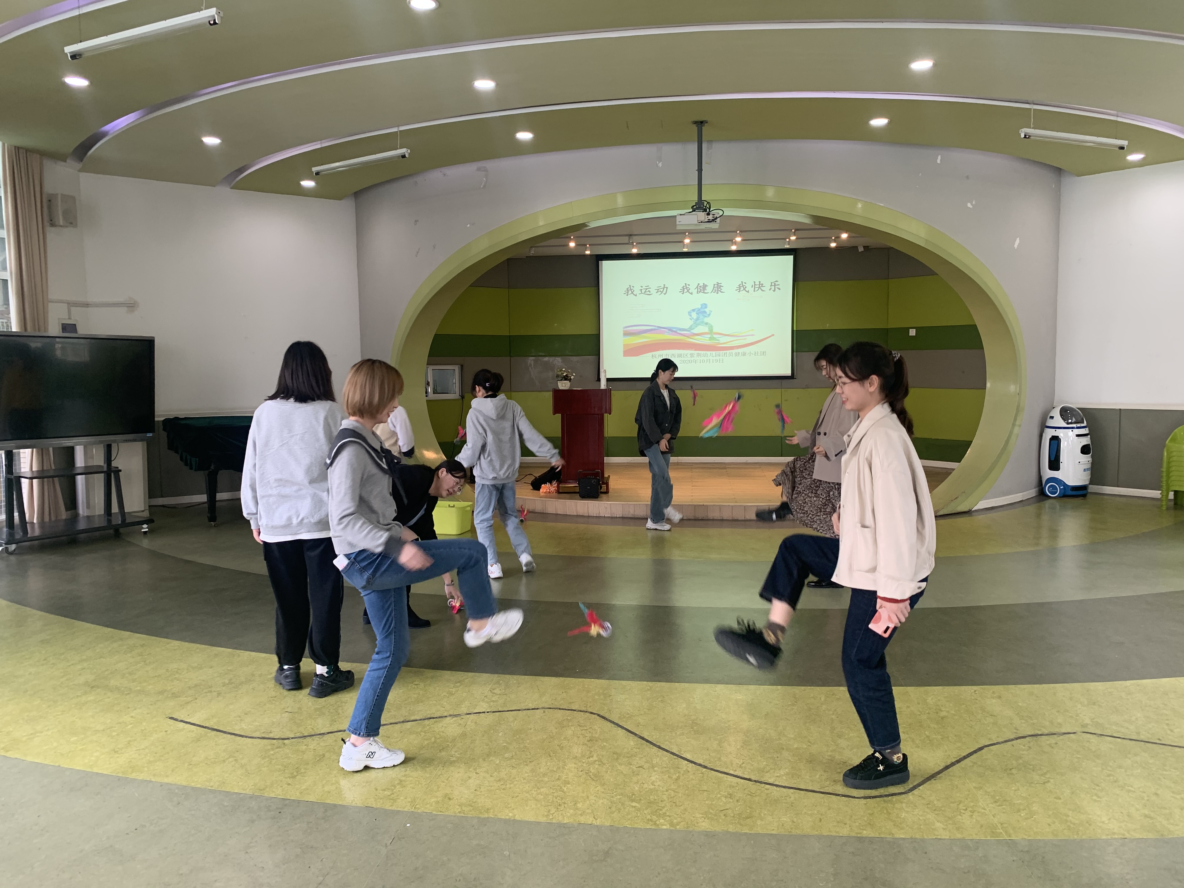 团员教师进行踢毽子比赛.JPG