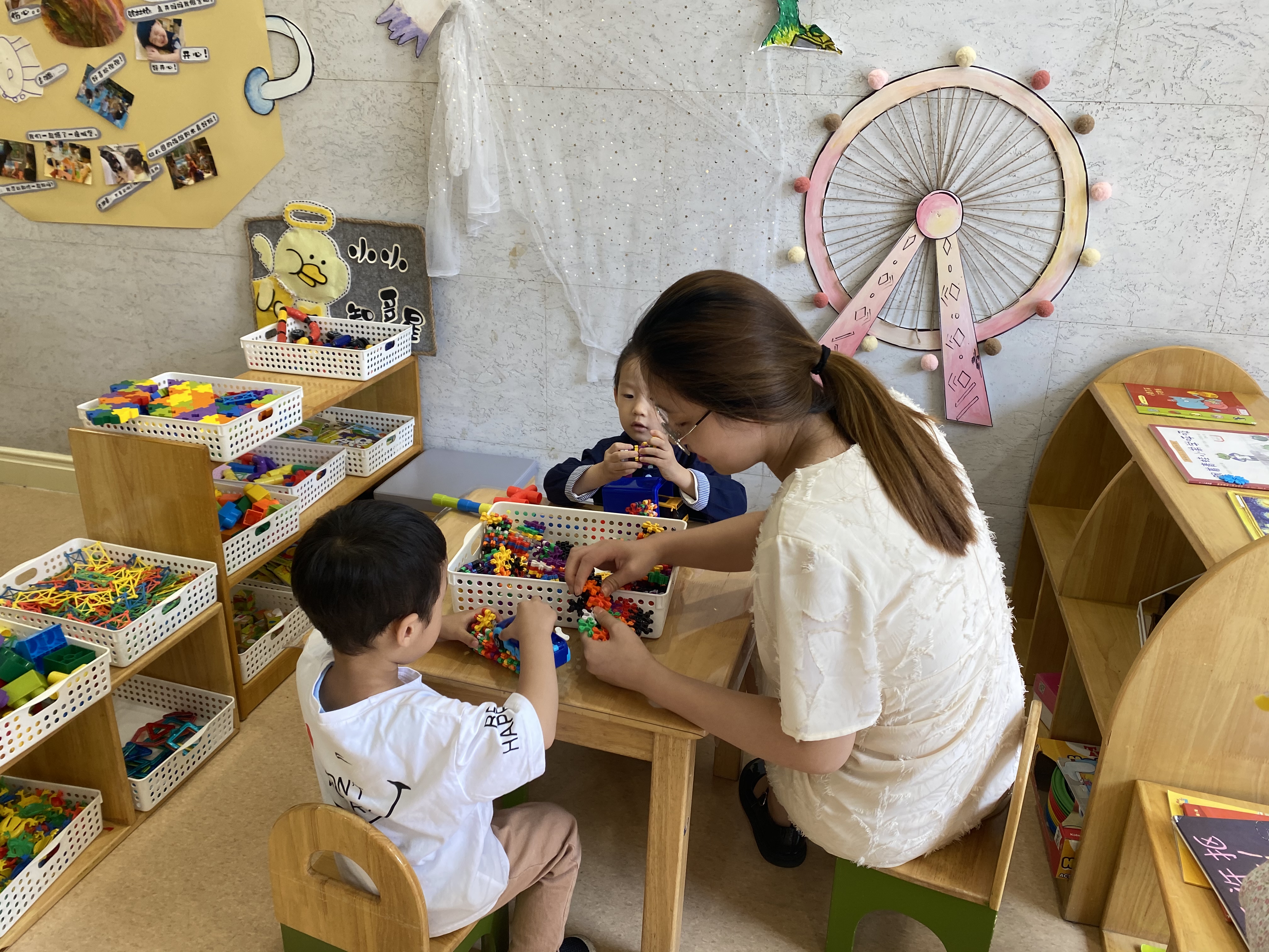 陪伴幼儿新生玩玩具.JPG