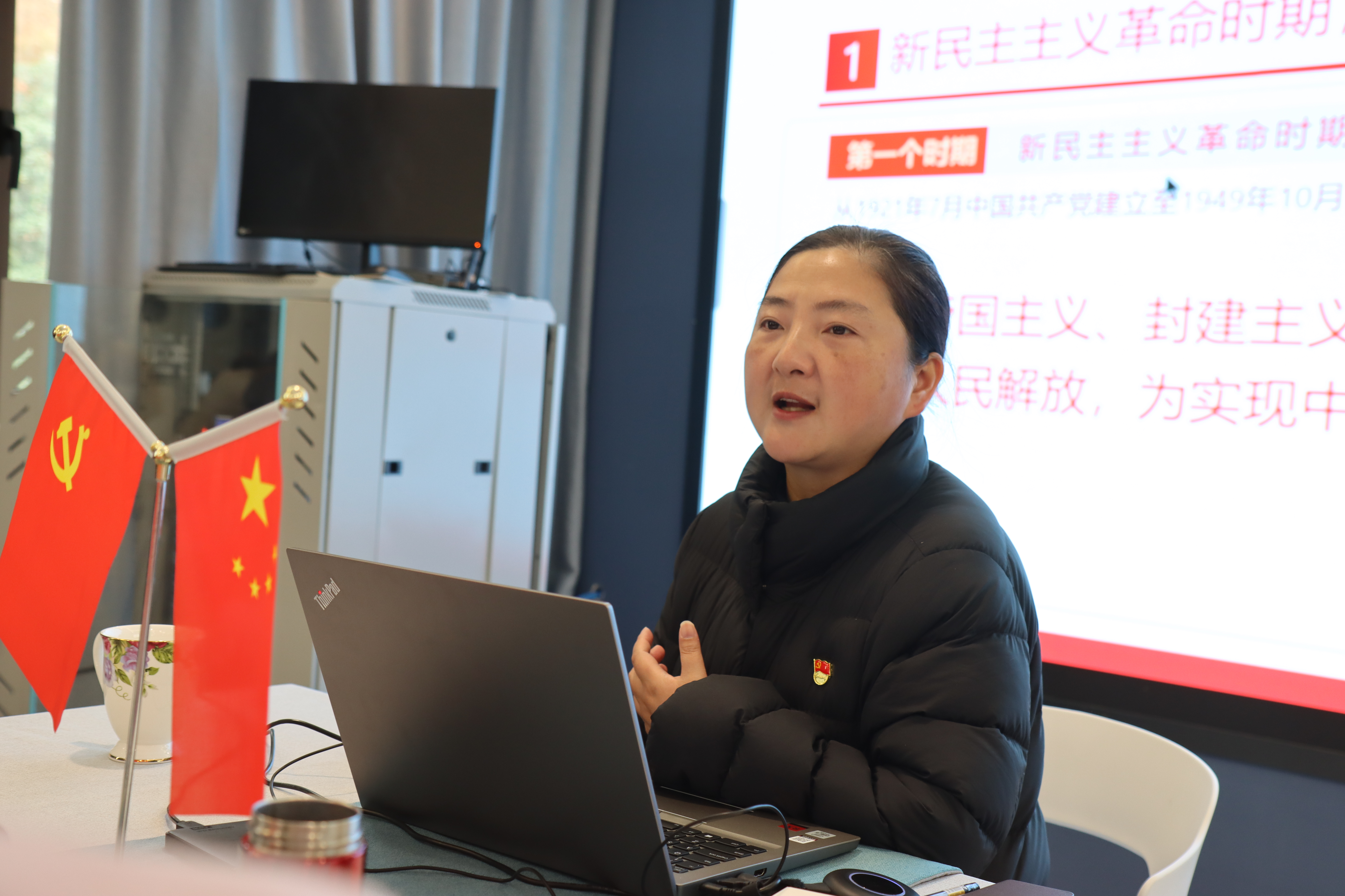 支部书记阙晓燕主持支部党员学习：十九大六中全会精神解读.JPG