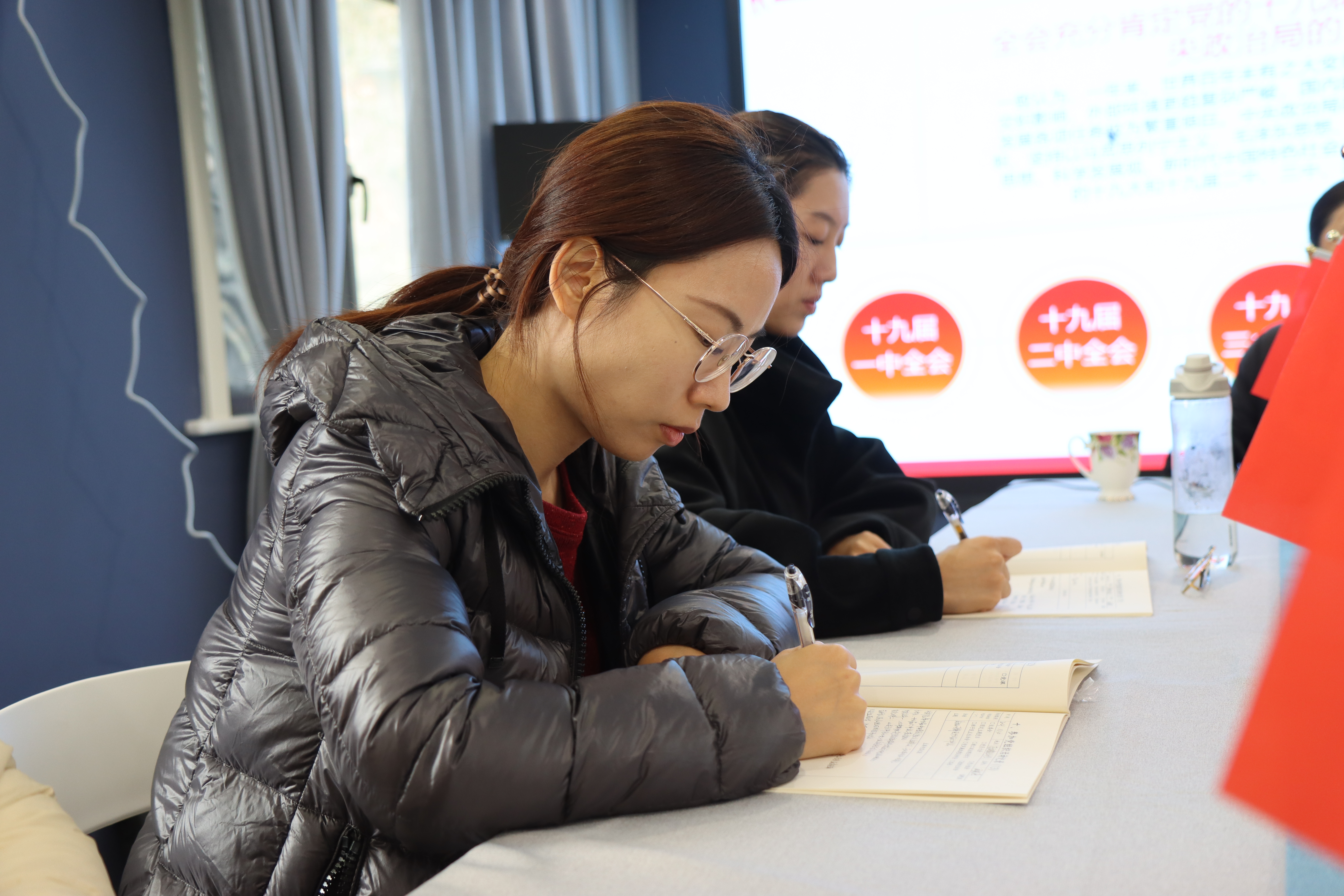 党员教师认真记录会议内容.JPG