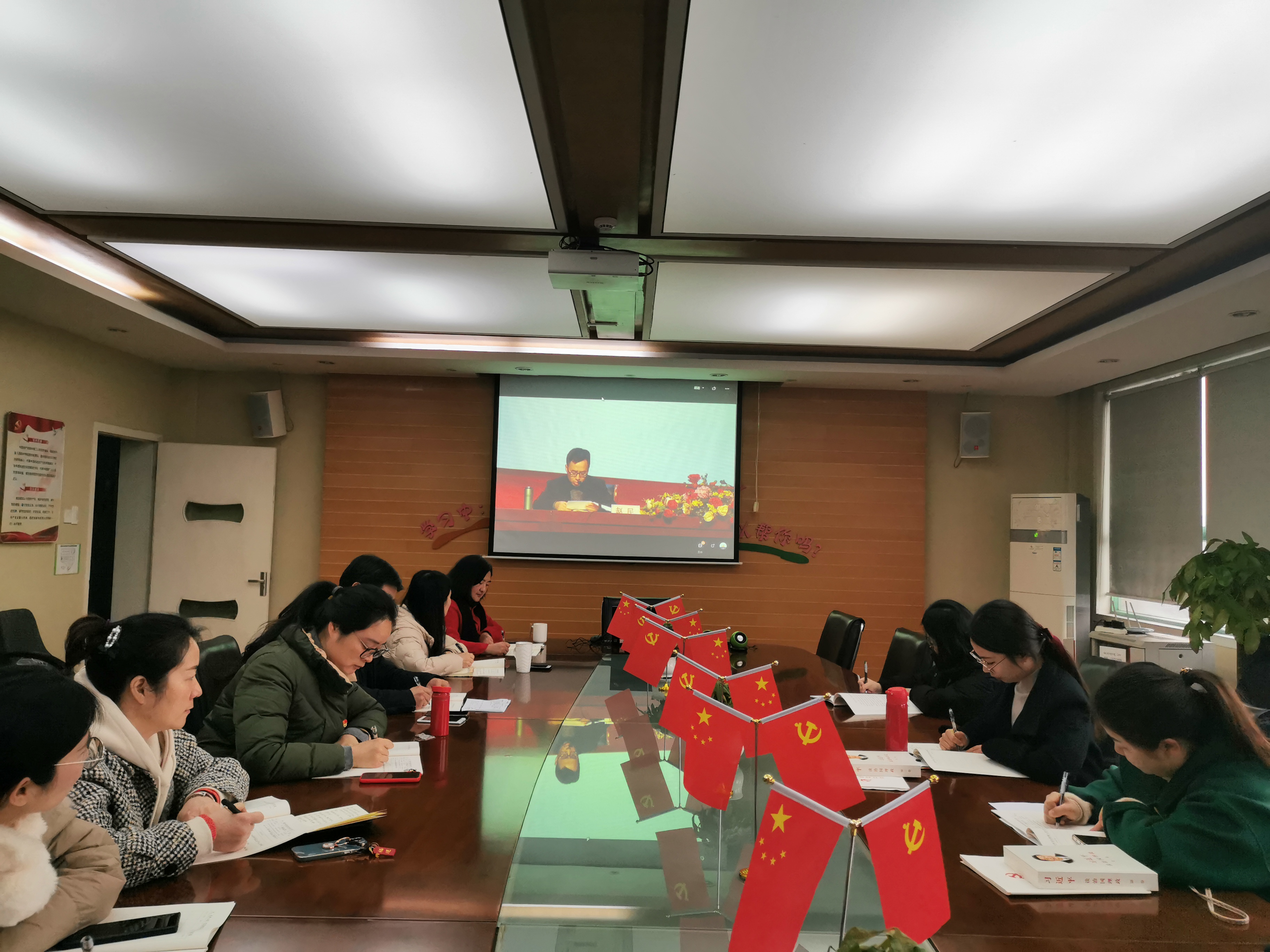 党员老师认真参加春训冬训.jpg
