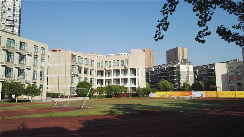 阳光下的校园.jpg